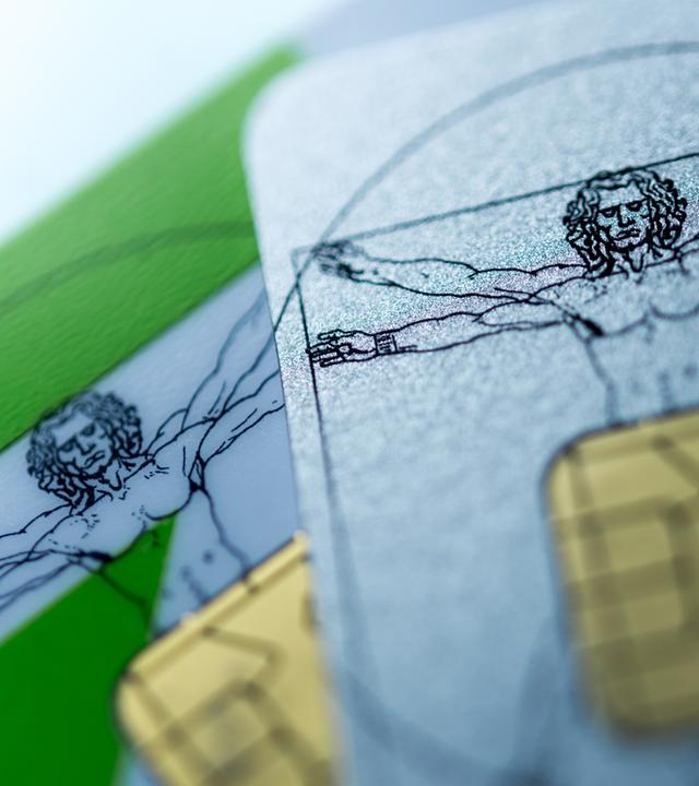 ILLUSTRATION - Krankenversicherungskarten mit der Abbildung einer Skizze von Leonardo da Vinci liegen am 13.06.2017 in Berlin auf einem Tisch (gestellte Szene).