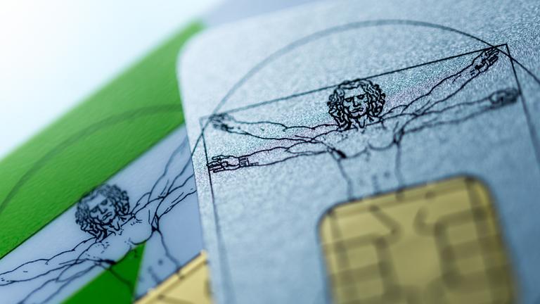 ILLUSTRATION - Krankenversicherungskarten mit der Abbildung einer Skizze von Leonardo da Vinci liegen am 13.06.2017 in Berlin auf einem Tisch (gestellte Szene).