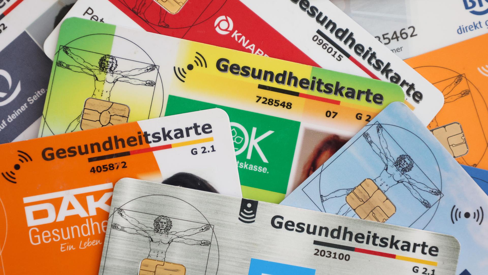 Berlin: Eine Auswahl an Gesundheitskarten gesetzlicher Krankenkassen in Deutschland.