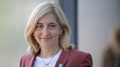 Das Bundeskanzleramt unterstützt den Kanzler bei seinen Aufgaben. Die neue Chefin dort heißt Nina Warken (CDU). Sie achtet mit den anderen Ministern darauf, dass sich alle an die gemeinsamen Pläne halten.