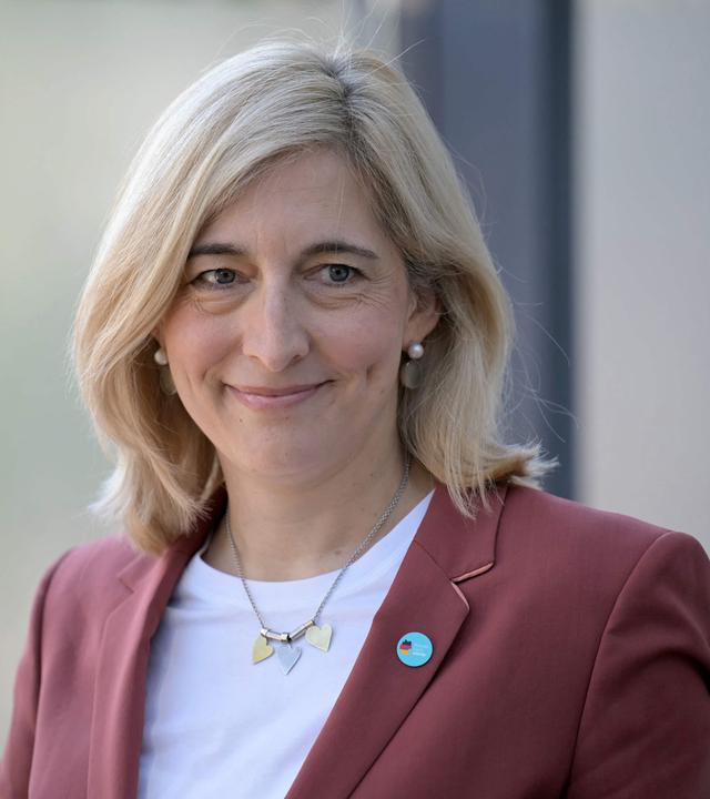 Das Bundeskanzleramt unterstützt den Kanzler bei seinen Aufgaben. Die neue Chefin dort heißt Nina Warken (CDU). Sie achtet mit den anderen Ministern darauf, dass sich alle an die gemeinsamen Pläne halten.