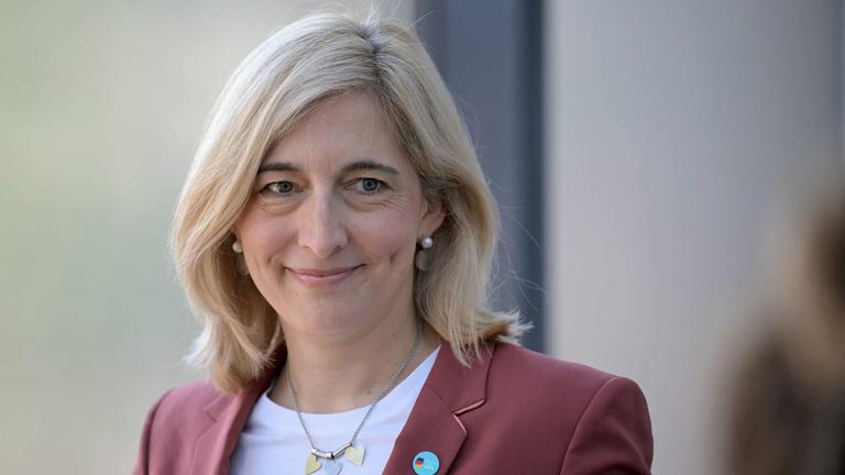 Das Bundeskanzleramt unterstützt den Kanzler bei seinen Aufgaben. Die neue Chefin dort heißt Nina Warken (CDU). Sie achtet mit den anderen Ministern darauf, dass sich alle an die gemeinsamen Pläne halten.
