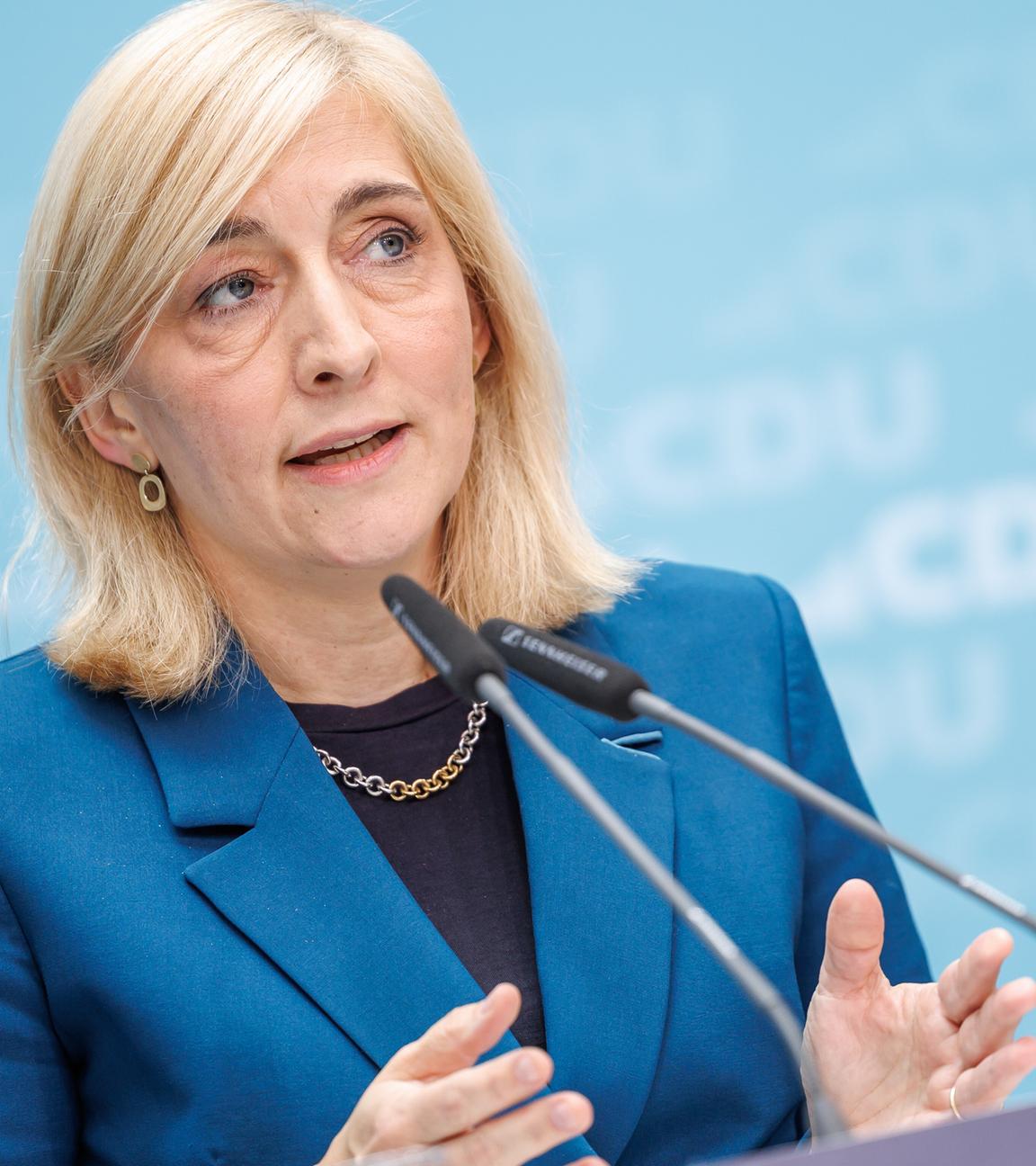 Gesundheitsministerin Nina Warken vor einem blauen Hintergrund mit CDU Logos