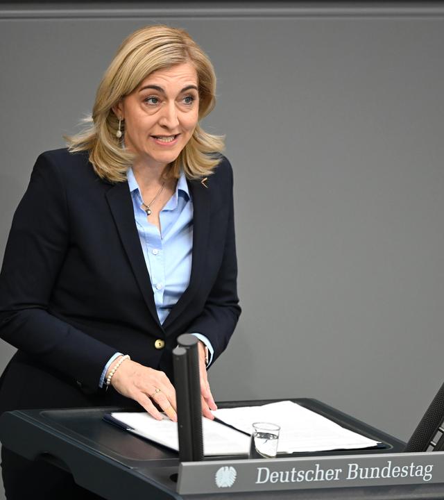 12.06.2026, Berlin: Nina Warken (CDU), Bundesministerin für Gesundheit, spricht zum GKV-Beitragssatzstabilisierungsgesetz im Plenarsaal im Bundestag.