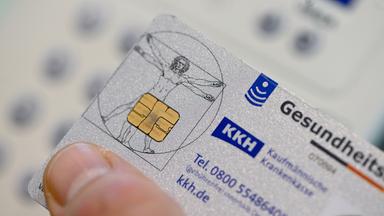 Eine elektronische Gesundheitskarte (eGK) wird in einer Apotheke für ein E-Rezept benutzt.