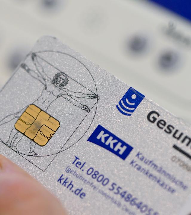 Eine elektronische Gesundheitskarte (eGK) wird in einer Apotheke für ein E-Rezept benutzt.