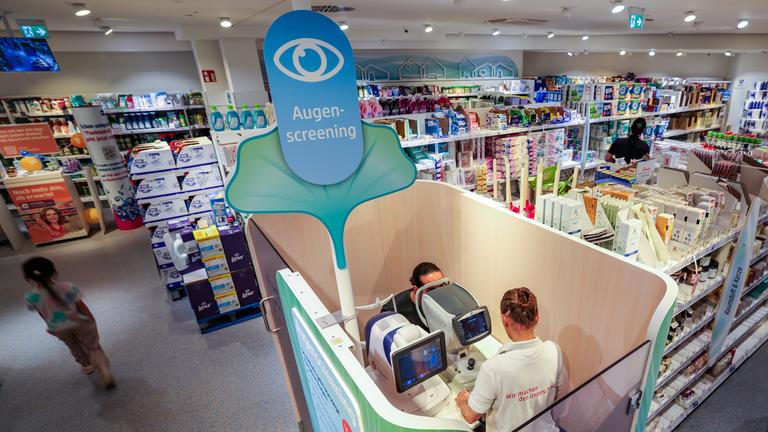 Augentest in einer DM-Drogerie Filiale 