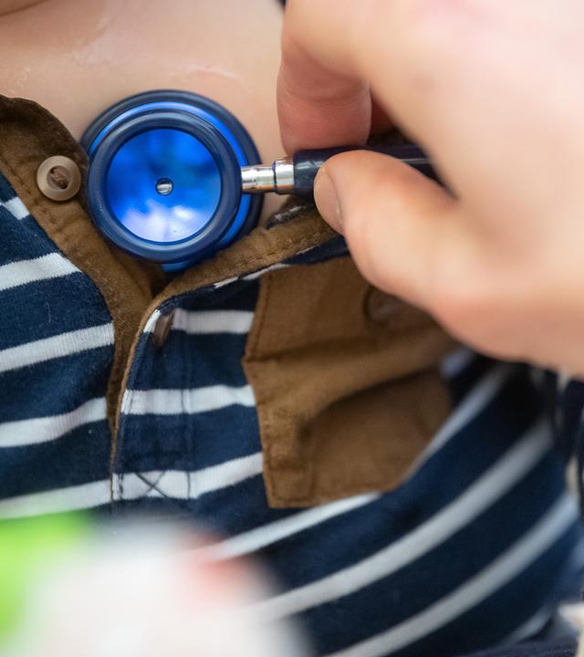 Ein Arzt untersucht im Olgahospital des Klinikums Stuttgart ein Kind. 