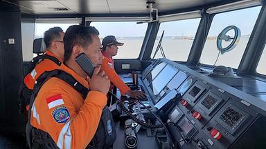 Rettungskräfte suchen in der Javasee vor Indonesien nach einer vermissten Passagierfähre, 13. September 2026.