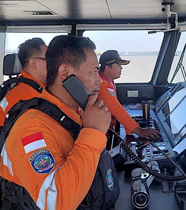 Rettungskräfte suchen in der Javasee vor Indonesien nach einer vermissten Passagierfähre, 13. September 2026.
