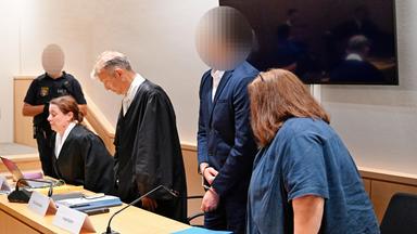 Rheinland-Pfalz, Zweibrücken: Der Angeklagte (2.v.r.) steht neben seinen Anwälten und der Dolmetscherin im Verhandlungssaal des Landgerichts.