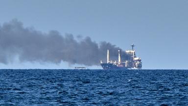 Nach einem russischen Raketenangriff im Schwarzen Meer steigt Rauch aus dem Getreidetransporter auf.