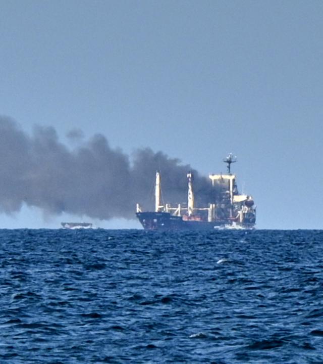 Nach einem russischen Raketenangriff im Schwarzen Meer steigt Rauch aus dem Getreidetransporter auf.