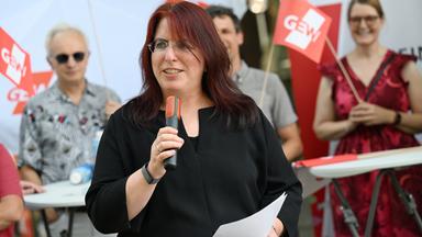 Monika Stein von der Gewerkschaft Erziehung und Wissenschaft (GEW) spricht bei einer Protestaktion gegen die Entlassung von Referendaren in den Sommerferien.