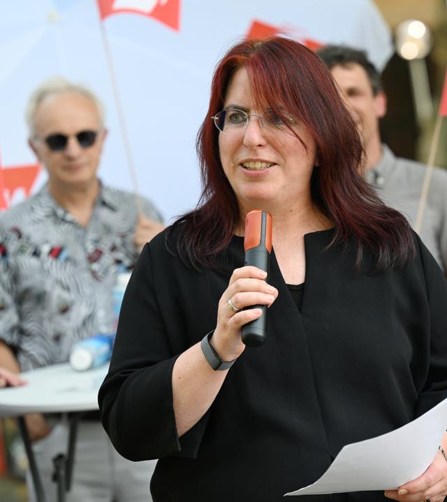 Monika Stein von der Gewerkschaft Erziehung und Wissenschaft (GEW) spricht bei einer Protestaktion gegen die Entlassung von Referendaren in den Sommerferien.