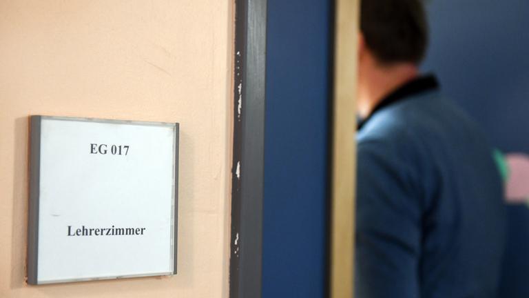 2024 wurden mehr als 1300 Fälle vorsätzlicher einfacher Körperverletzung wie Schläge oder Tritte gegen Lehrkräfte registriert.