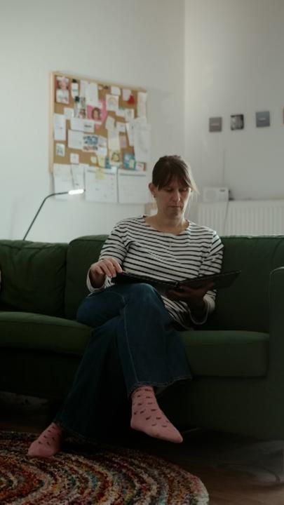 Vera Jansen Wiedenbeck sitzt auf dem Sofa und erinnert sich an die traumatische Geburt ihres Kindes.