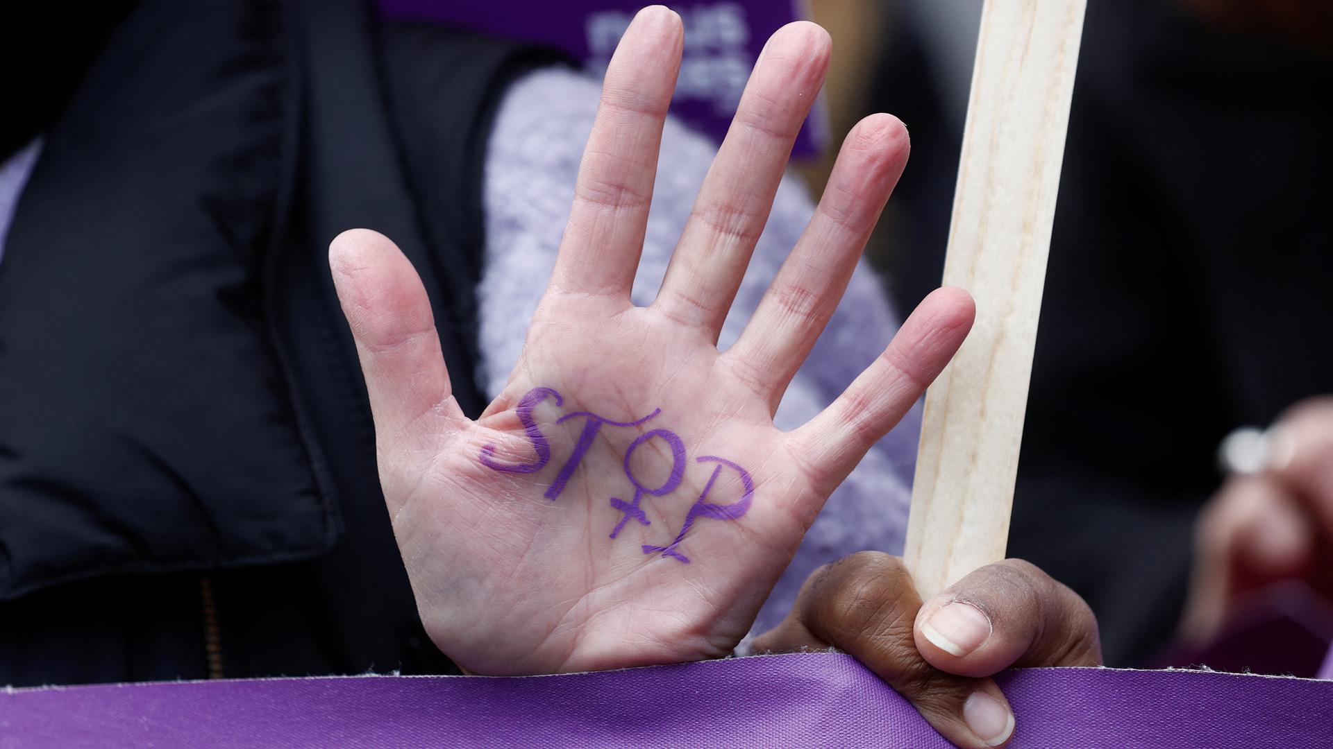 Auf einer Hand steht "Help".