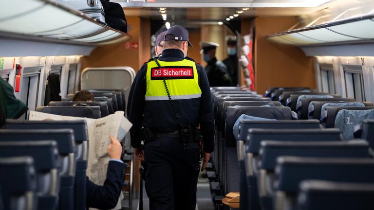 Sicherheitsmitarbeiter der Deutsche Bahn im Zug.