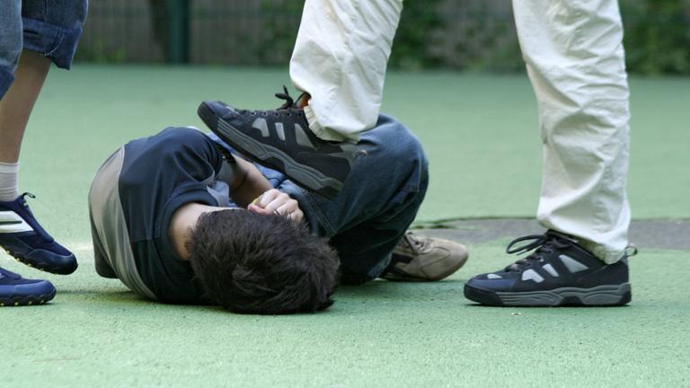 Symbolbild: Jugendliche prügeln sich