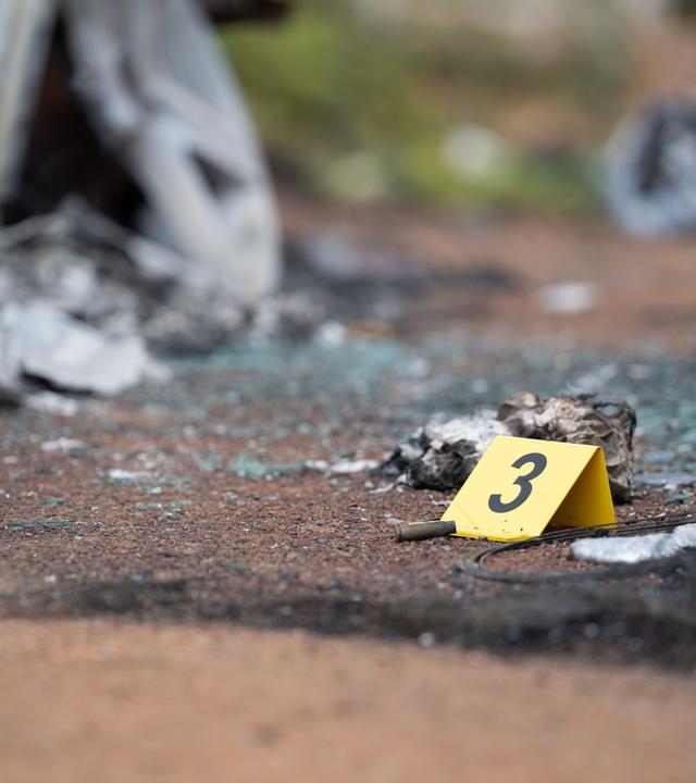 Verwüstungen vor einem Wirtshaus nach einer Schießerei in Südafrika 