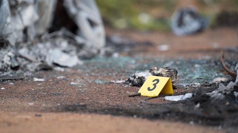 Verwüstungen vor einem Wirtshaus nach einer Schießerei in Südafrika 