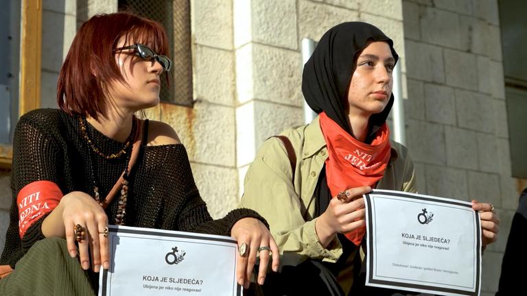 "Wer ist die nächste?", heißt es auf den Schildern, die zwei junge Frauen halten.
