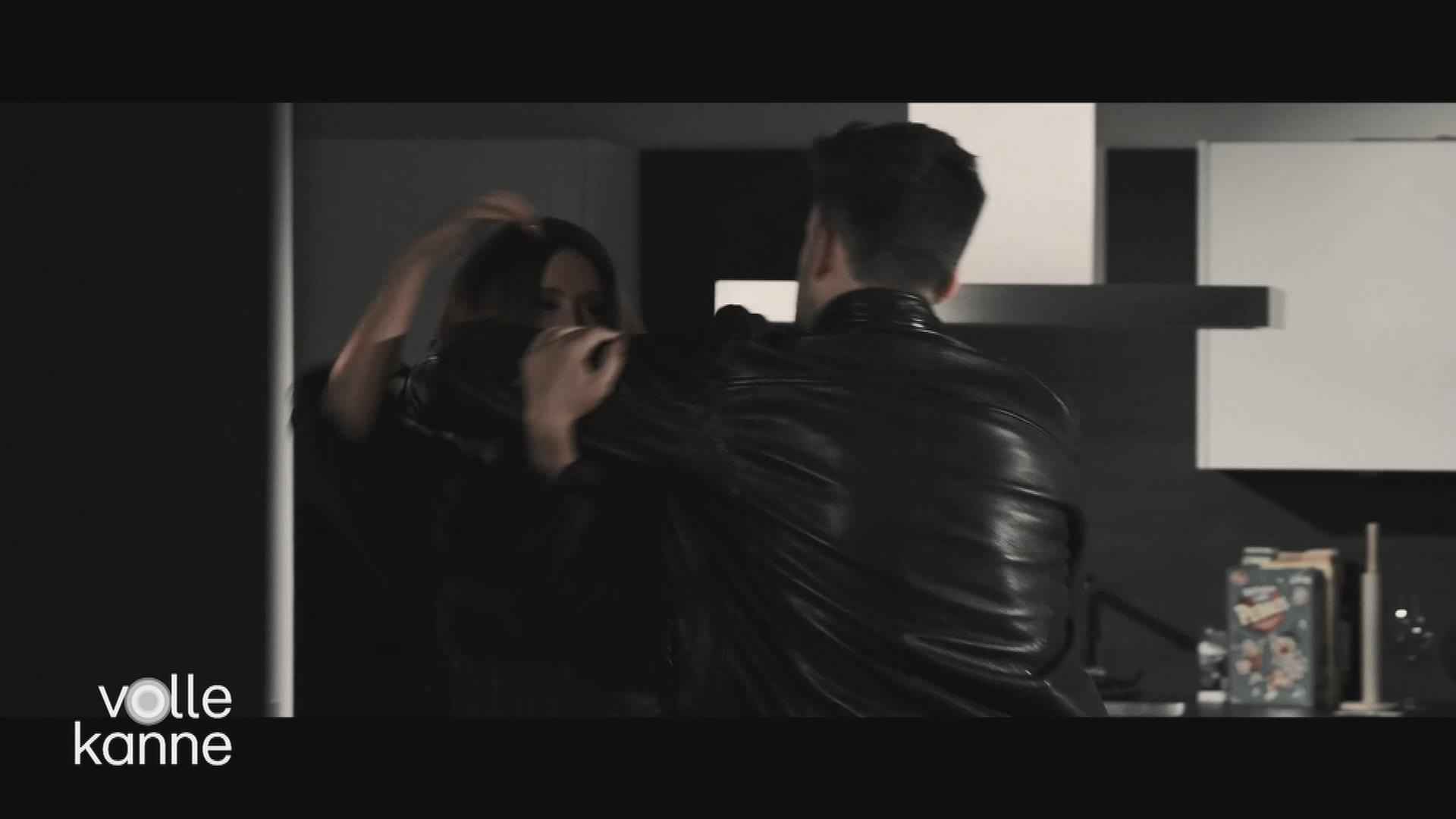 Mann schlägt Frau - Szene aus Video von und mit Sarah Bora