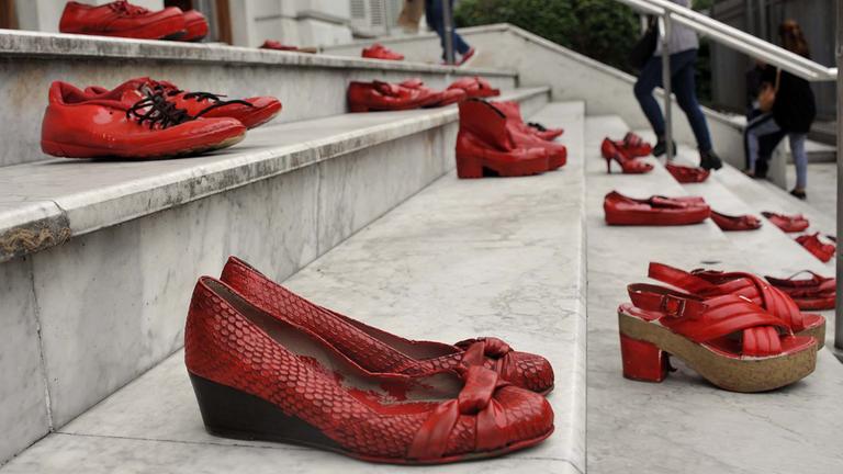 Rot lackierte Schuhe stehen am Eingang des Obersten Gerichtshofes in Buenos Aires.