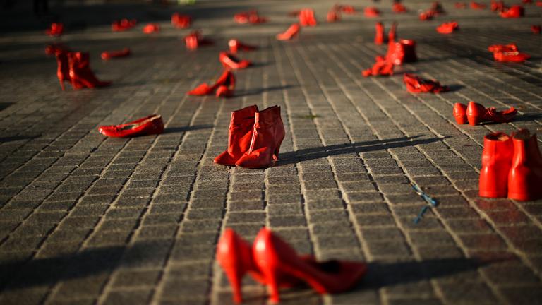 Rote Schuhe, Kunstinstallation zum Thema "Gewalt gegen Frauen" in Brüssel.