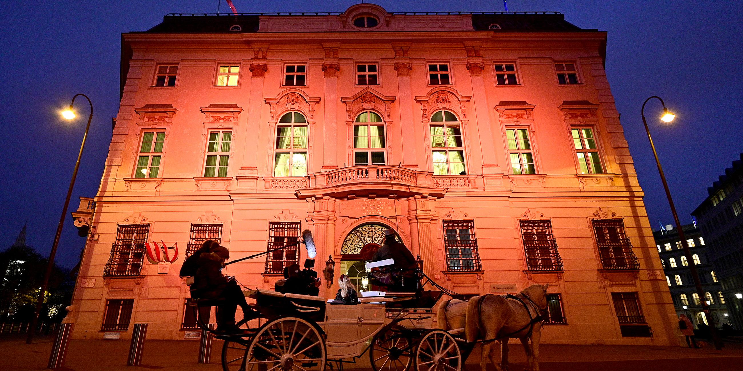 Kunstbeleuchtung zur Kampagne "Orange the World" am Bundeskanzleramt in Wien.