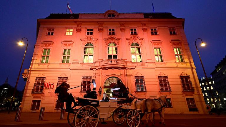 Kunstbeleuchtung zur Kampagne "Orange the World" am Bundeskanzleramt in Wien.