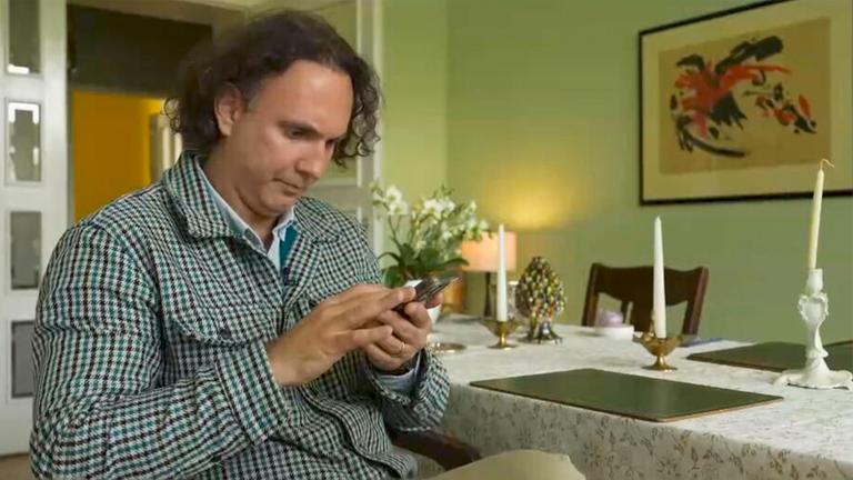 Nach seinem Outing sieht sich ein homosexueller Lehrer Angriffen ausgesetz