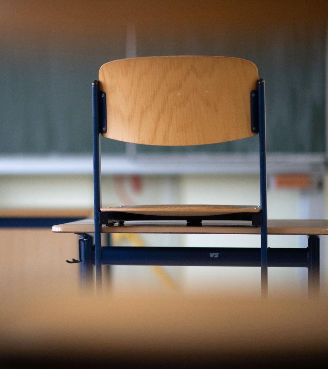 Ein Stuhl steht in einem Klassenzimmer einer Regelschule in Sinsheim, Thüringen, auf einem Tisch. 