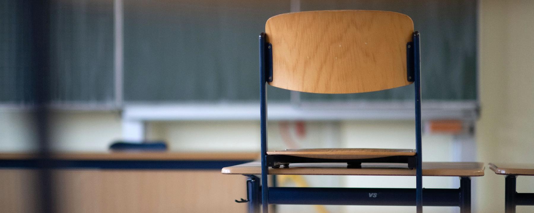 Ein Stuhl steht in einem Klassenzimmer einer Regelschule in Sinsheim, Thüringen, auf einem Tisch. 