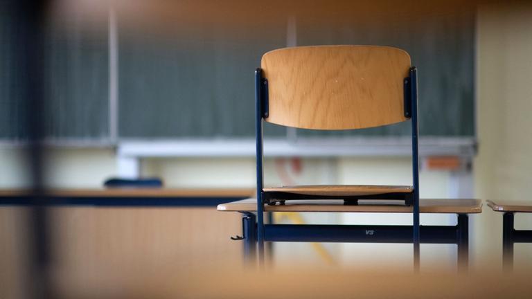 Ein Stuhl steht in einem Klassenzimmer einer Regelschule in Sinsheim, Thüringen, auf einem Tisch. 