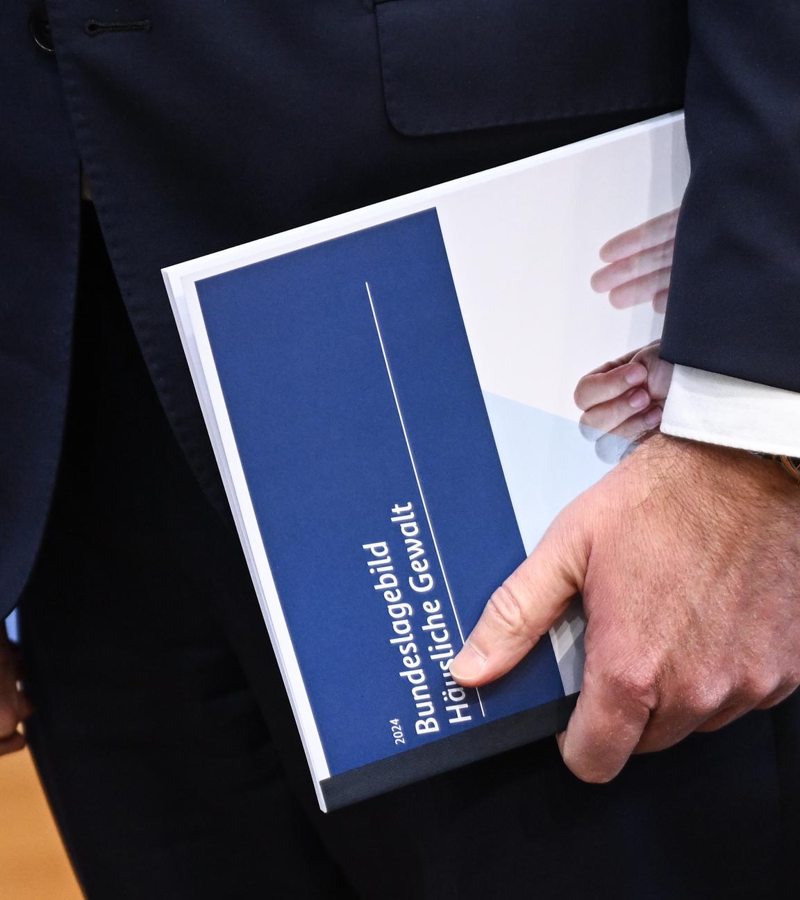 Alexander Dobrindt (CSU), Bundesinnenminister, hält den Lagebericht Häuslicher Gewalt bei der Pressekonferenz.