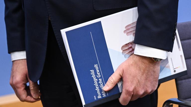 Alexander Dobrindt (CSU), Bundesinnenminister, hält den Lagebericht Häuslicher Gewalt bei der Pressekonferenz.