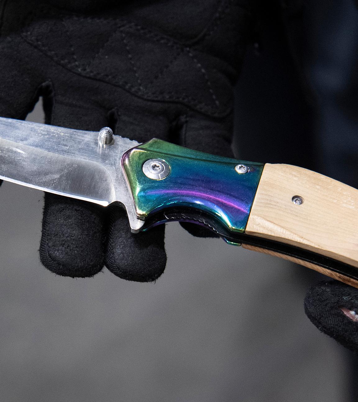 Ein Bundespolizist zeigt ein sichergestelltes Messer am Berliner Bahnhof Ostkreuz (Archivfoto)