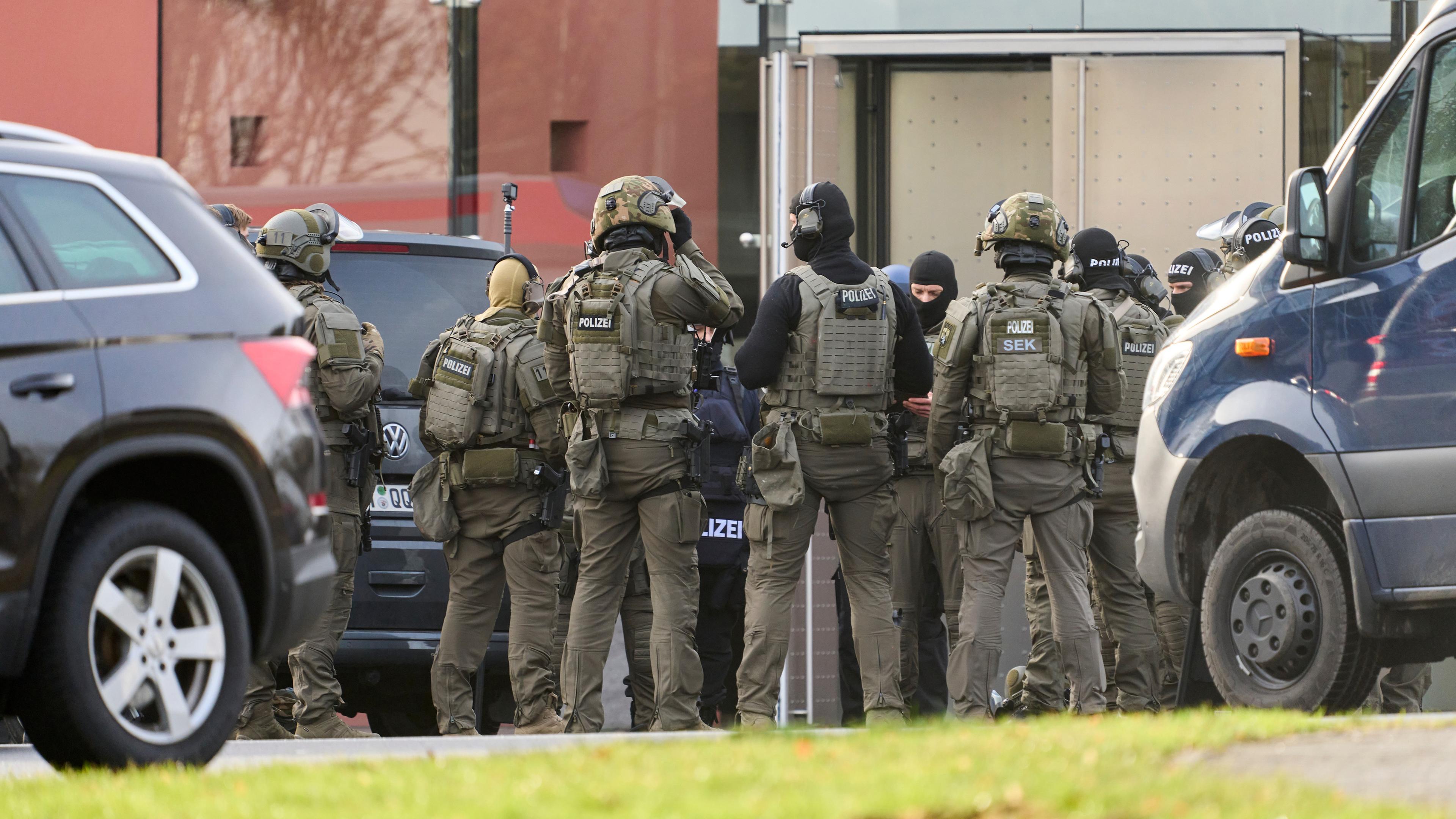 Rheinland-Pfalz, Montabaur: Das SEK bespricht sich bei der Vorbereitung zum Zugriff. 