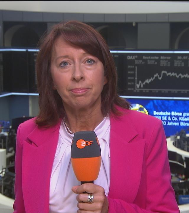 Über die schwächelnde Wirtschaft und drastische Gewinneinbrüche beim Mercedes-Benz Konzern berichtet Stephanie Barret an der Frankfurter Börse.