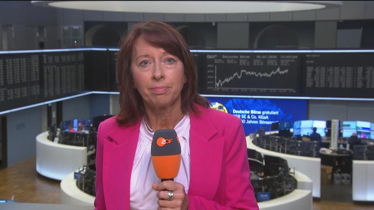 Über die schwächelnde Wirtschaft und drastische Gewinneinbrüche beim Mercedes-Benz Konzern berichtet Stephanie Barret an der Frankfurter Börse.
