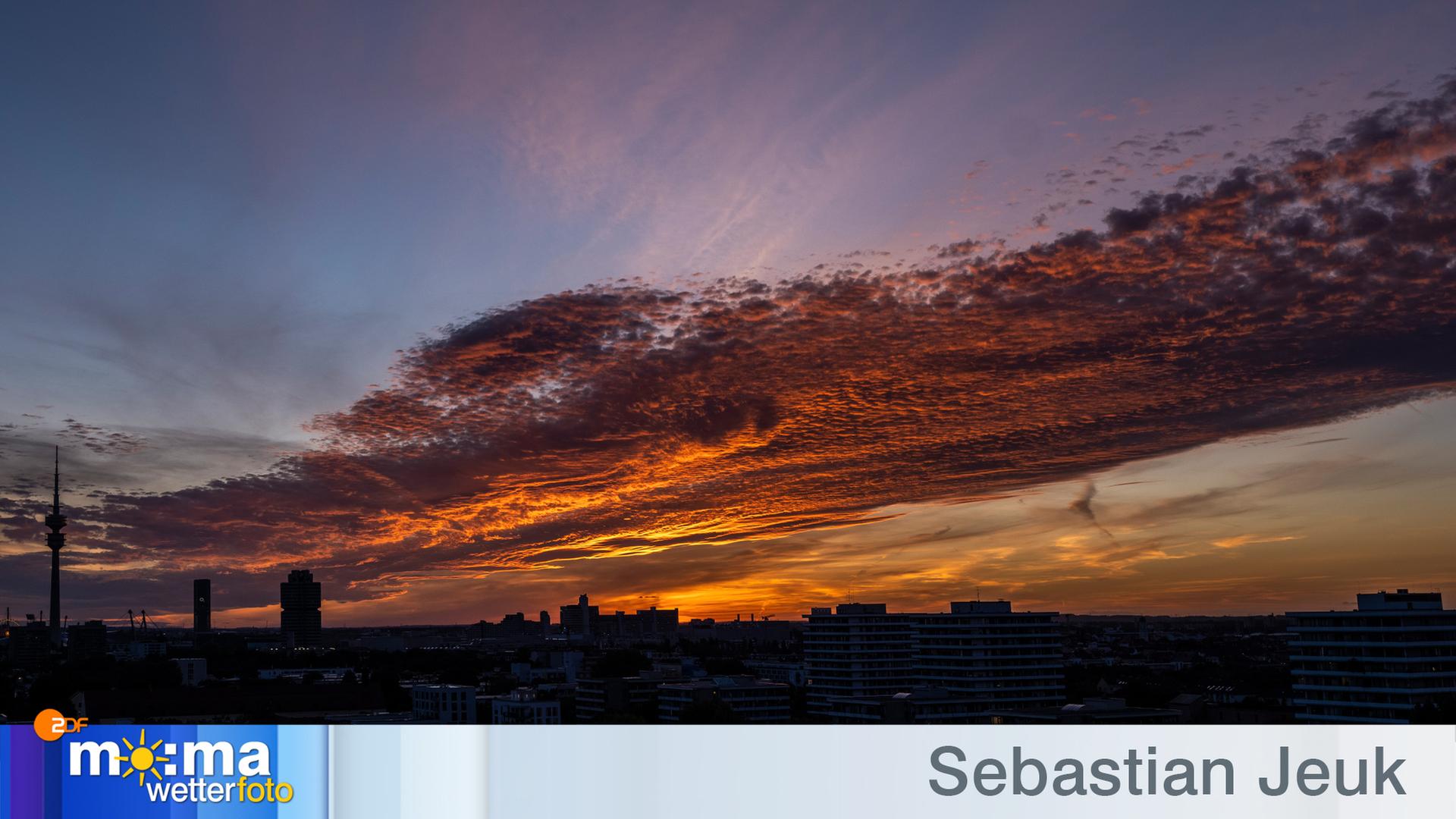 Sonnenuntergang über dem Olympiapark in München