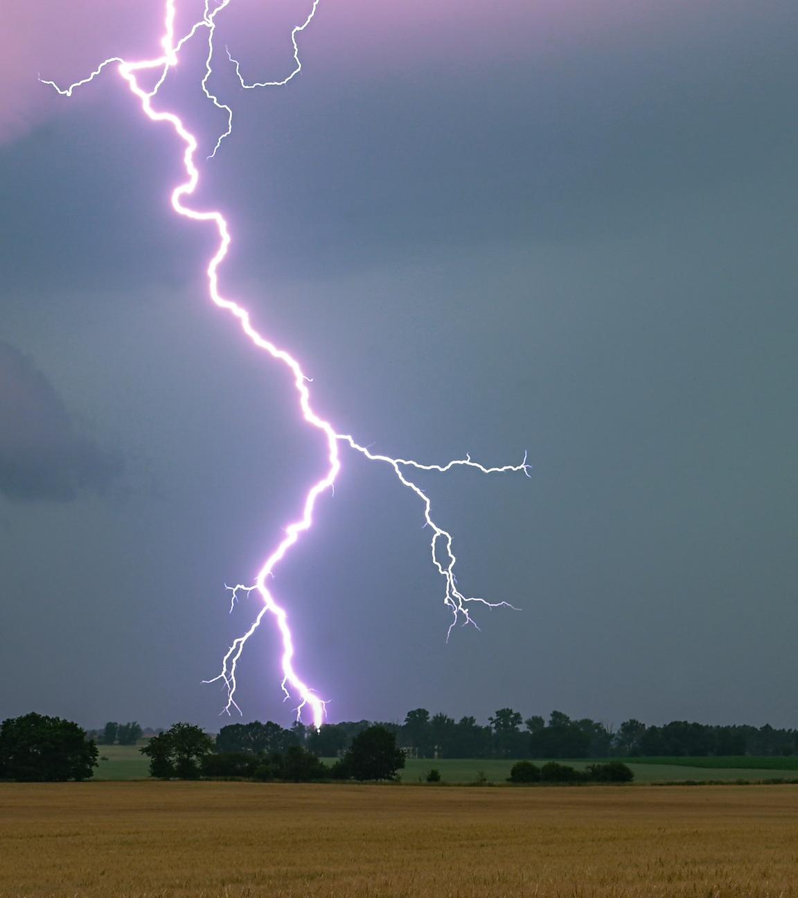 Symbolbild: Ein Blitz leuchtet über einer Landschaft auf.