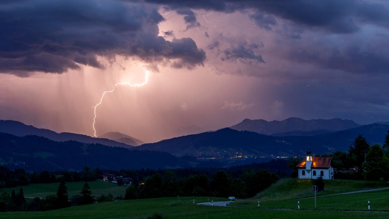 Weather on Thursday: Thunderstorms, heavy rain, and gusty winds possible