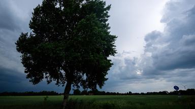 Dunkle Wolken über den Feldern bei Bremen.