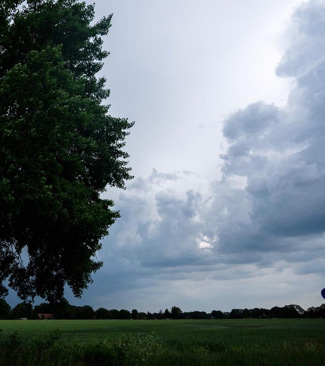 Dunkle Wolken über den Feldern bei Bremen.
