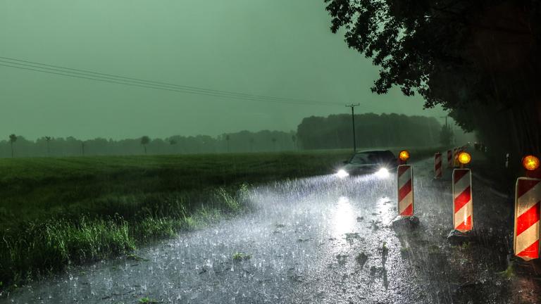 Gewitter mit Starkregen nach Hitze in Nordrhein-Westfalen am 29.05.2026.