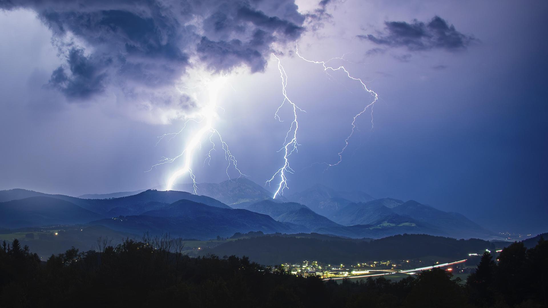Blitze bei einem heftigen Gewitter über Siegsdorf und dem Hochfelln, Chiemgauer Alpen, Bayern, Deutschland aufgenommen am 28.08.2024.