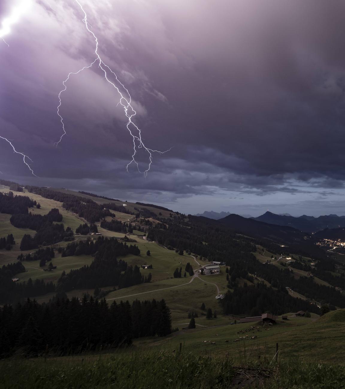 Österreich, Gewitter mit Blitzen in den Bergen, Ausblick über das Brixental